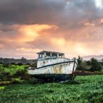 Ferienhof Schlumm - Ein altes Fischerboot im Feld